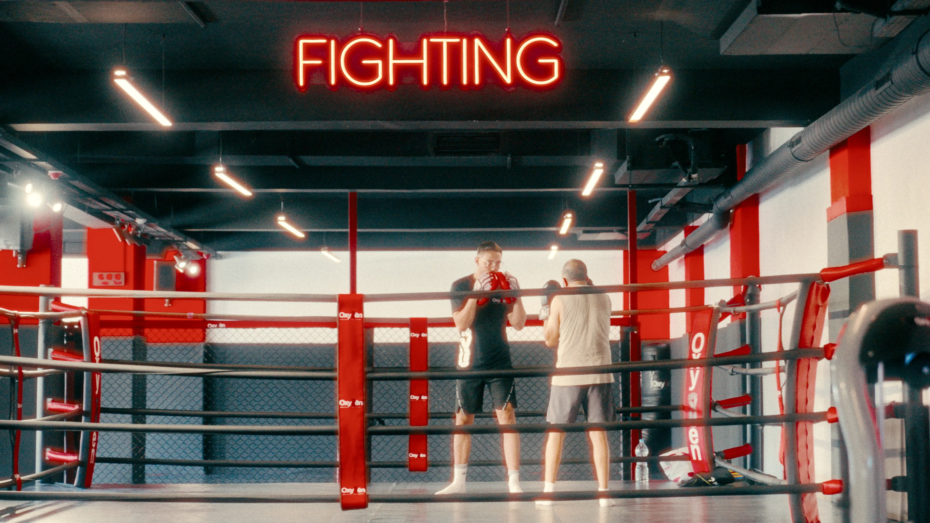 Ring de boxe de l'espace fight Oxygen sous le néon Fighting